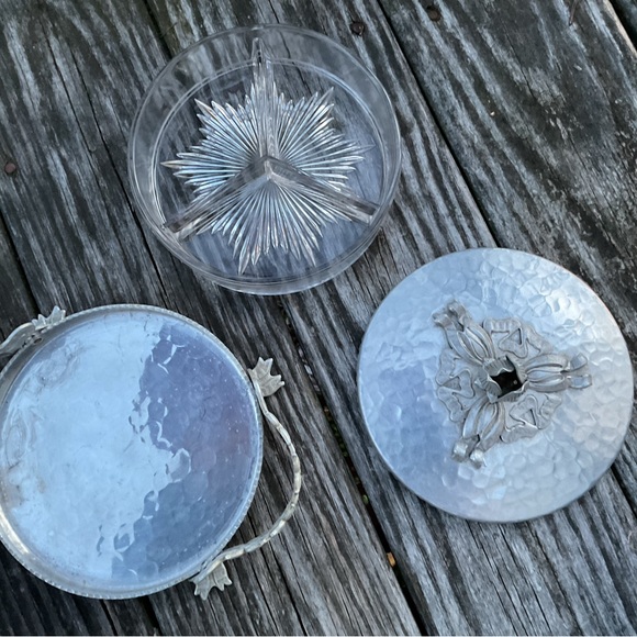 Vintage hammered aluminum lid and base with a divided dish by La Silver - Picture 6 of 7